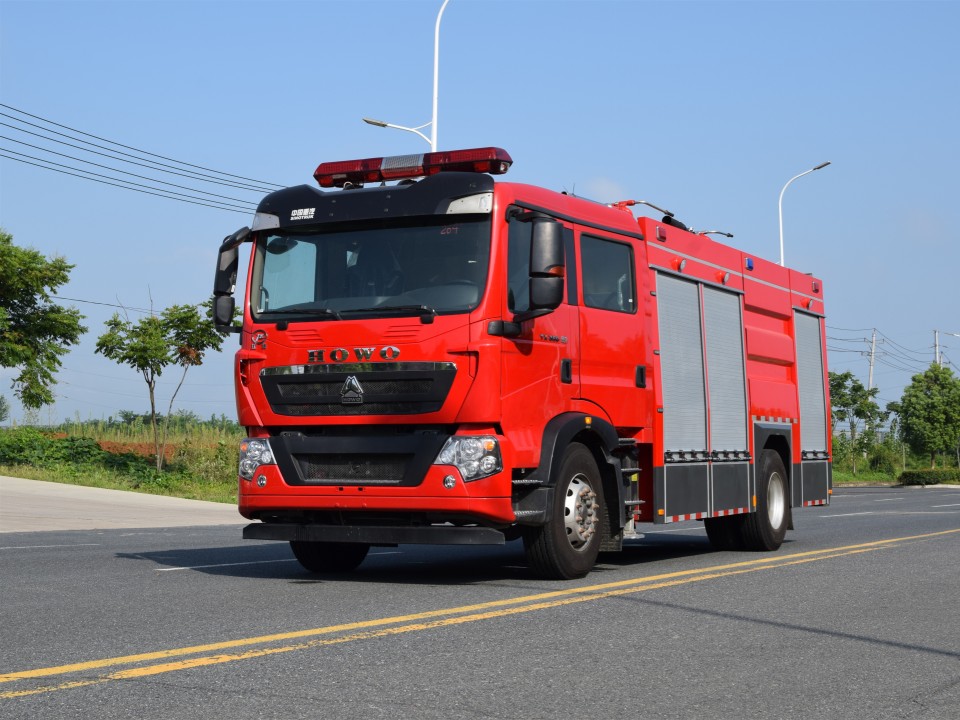 豪沃單橋干粉水聯(lián)用消防車（7噸）